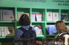 国不雅众塞巴斯蒂安正在合影后兴奋地告诉记者